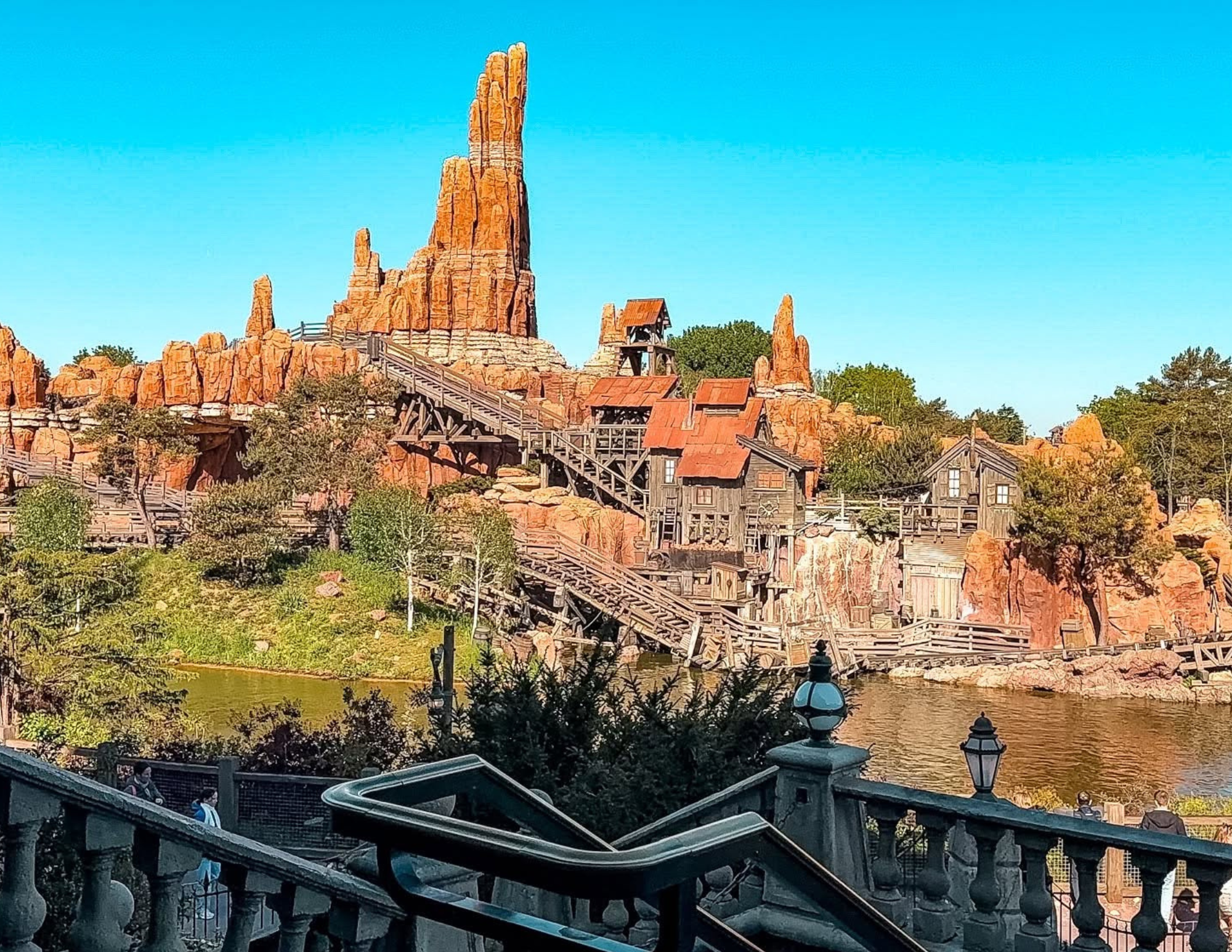 Disneyland Paris Guide (3).png